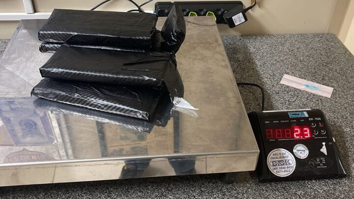 Homem é flagrado com drogas tentando embarcar de Florianópolis para a Europa