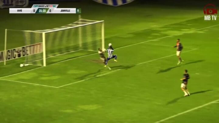 Atacante do Avaí protagoniza lance bizarro (Foto: MB TV/Reprodução)