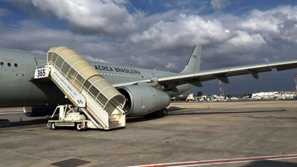 Avião da FAB decola com 211 brasileiros