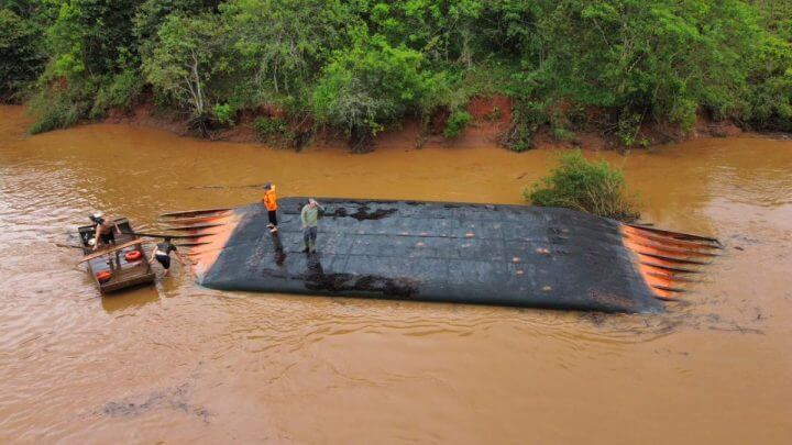 Balsa vira com caminhão durante travessia do Rio Uruguai entre SC e RS