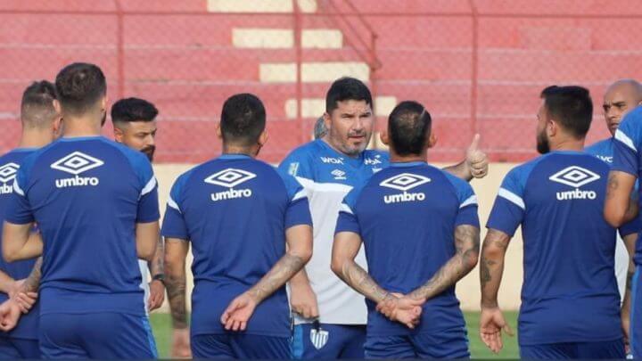 Barroca comanda último treino do Avaí antes do jogo contra o Botafogo-SP (Foto: Avaí/Divulgação)