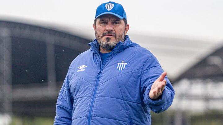 Treinador fez trabalho de recuperação do Leão na Série B desde que chegou (Foto: Leandro Boeira/ Avaí FC)