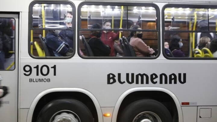 Blumenau suspende transporte coletivo neste domingo em função da enchente