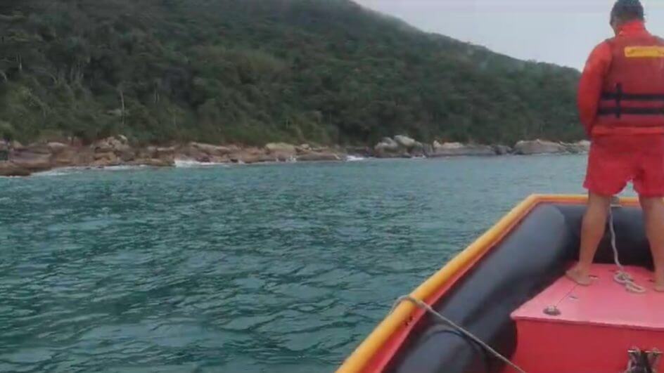 Bombeiros ampliam área de busca por adolescente que desapareceu no mar em Florianópolis