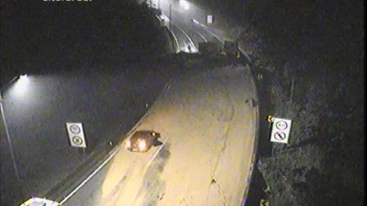 Caminhão com 34 toneladas de cereal tomba na BR-376, entre SC e PR