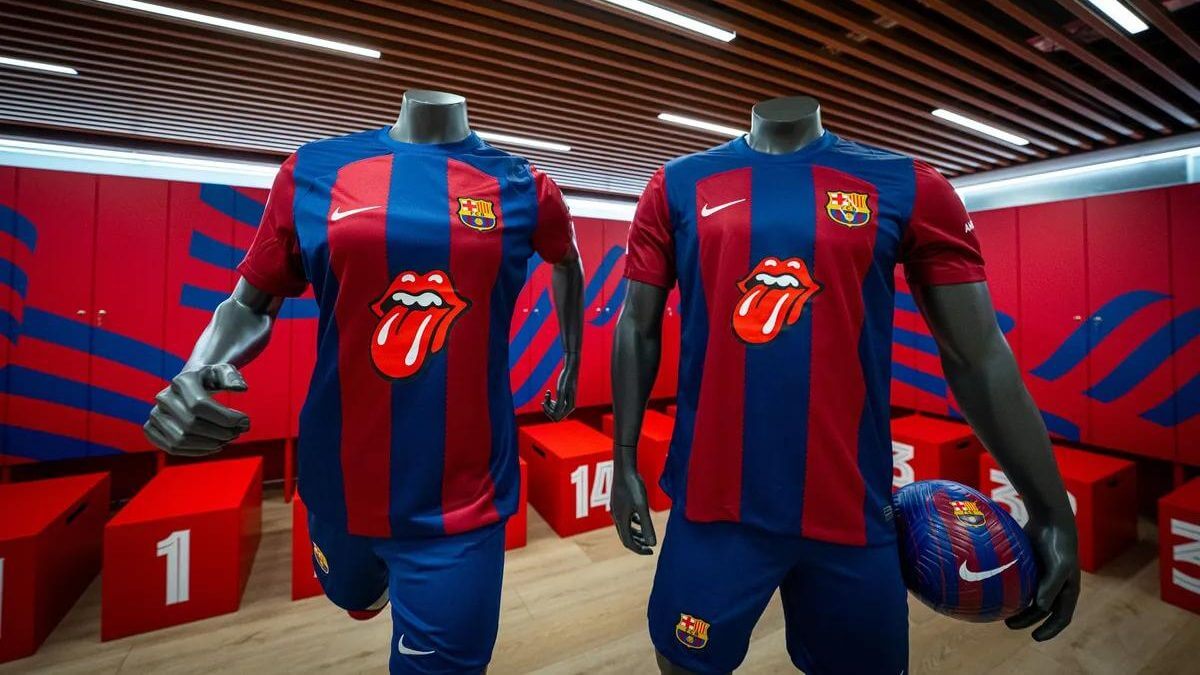 Banda Rolling Stones posa com a camisa do Barcelona (Barcelona/Divulgação)