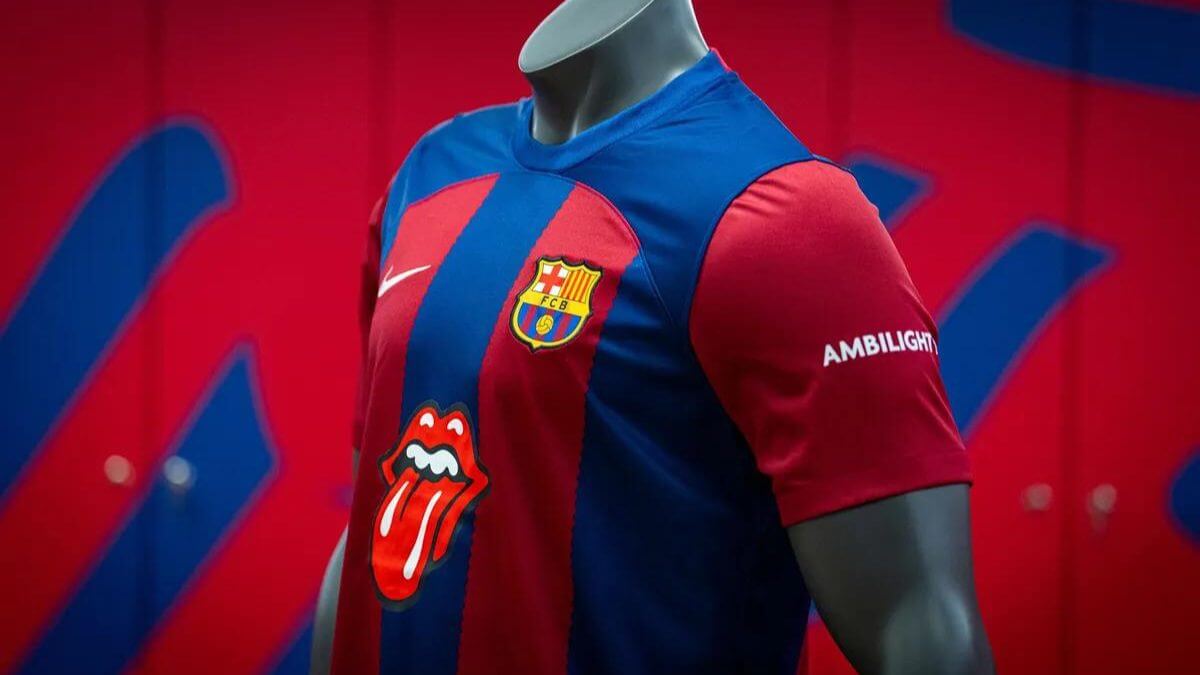 Banda Rolling Stones posa com a camisa do Barcelona (Barcelona/Divulgação)