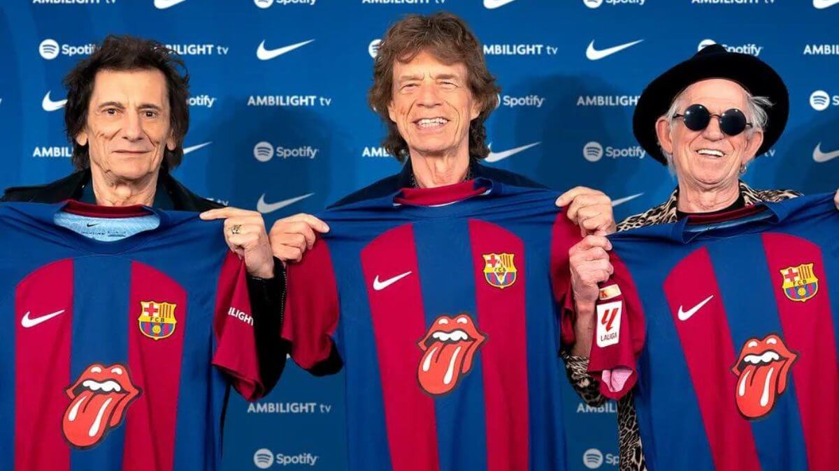 Banda Rolling Stones posa com a camisa do Barcelona (Barcelona/Divulgação)