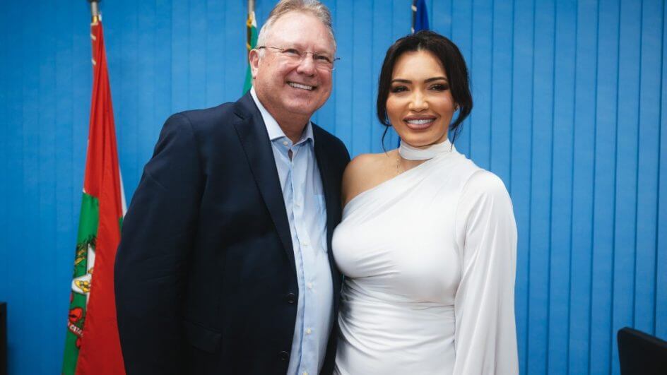 Cantora Karinah é homenageada na Câmara de Joinville