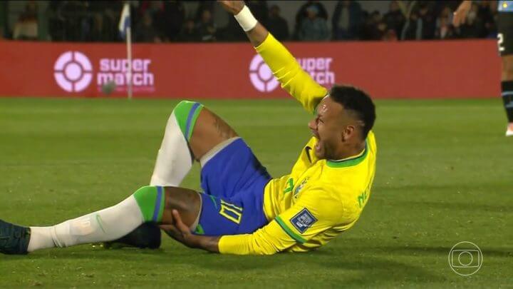 A lesão de Neymar foi confirmada como grave pela CBF na quarta-feira (18) (Foto: Reprodução/TV Globo)