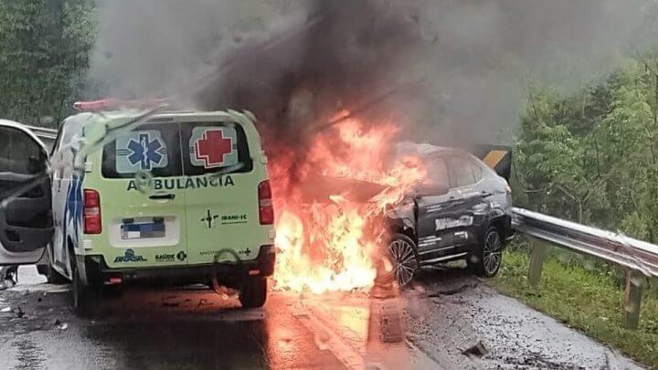 Carro pega fogo ao colidir contra ambulância em rodovia do Oeste de SC