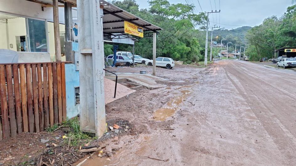 Cidades de SC contabilizam estragos após fortes chuvas