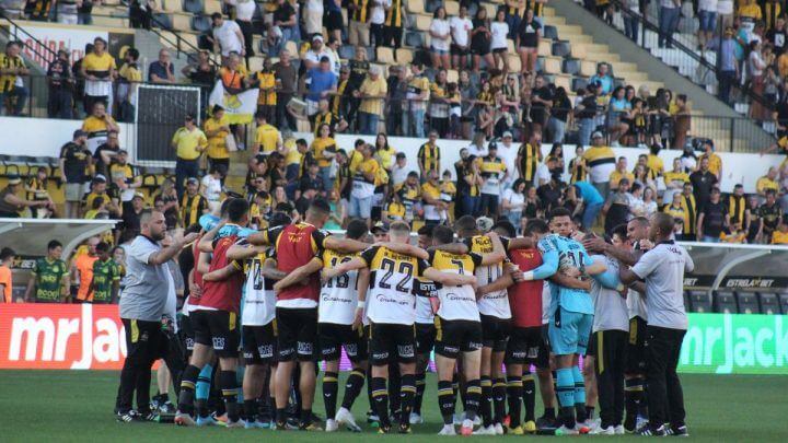 Criciúma joga no Heriberto Hulse contra o Vitória (Foto: Celso da Luz/Criciúma)