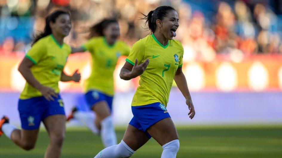 Debinha marca o gol da vitória do Brasil contra o Canadá (Fotos: Leandro Lopes, CBF)