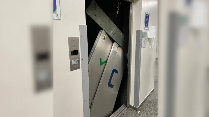 Porta de elevador se desprende e equipamento trava no Hospital Regional de São José