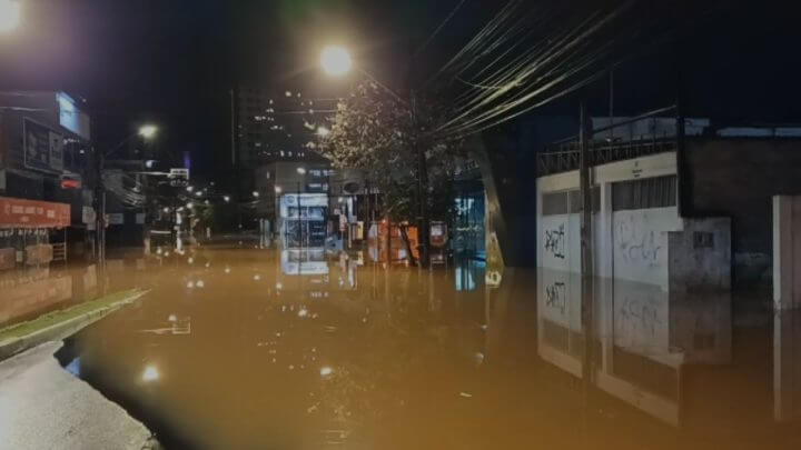 Chuva de 140 milímetros em um dia em Blumenau causou alagamentos em ruas como a 7 de Setembro