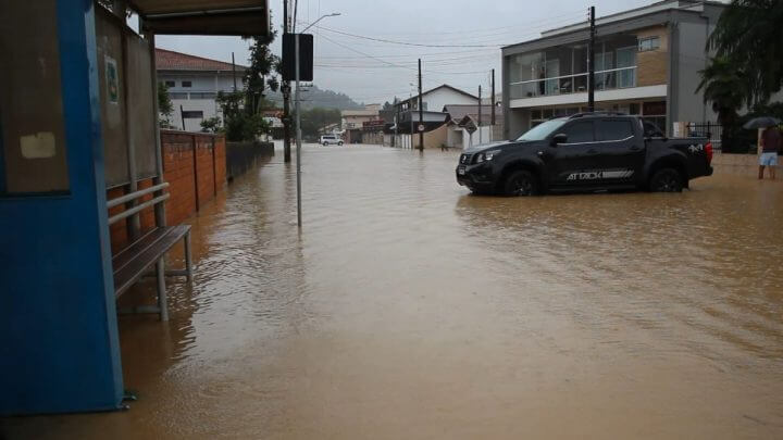 Rio do Sul chega a situação de enchente e tem primeiras ruas com alagamentos