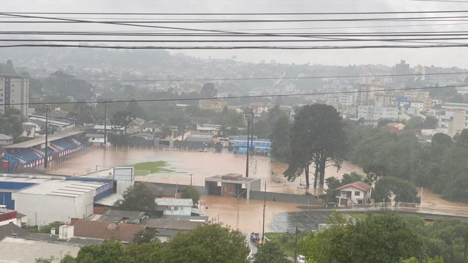 Estádio Salézio Kindermann fica completamente alagado (Foto: Jonas Estevão/Avaí Kinderman)