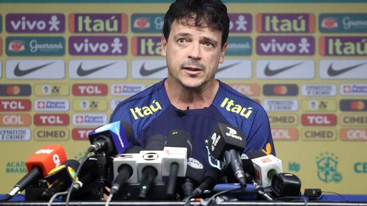 Técnico interino da Seleção, Fernando Diniz começa a conviver com as pressões do cargo (Foto: Vitor Silva/ CBF)