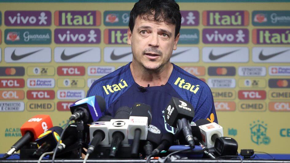 Técnico interino da Seleção, Fernando Diniz começa a conviver com as pressões do cargo (Foto: Vitor Silva/ CBF)