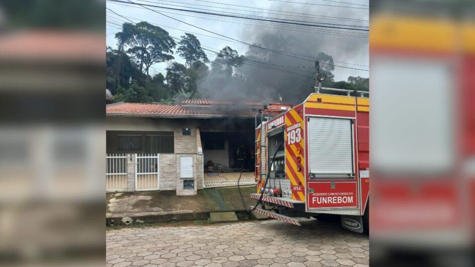 Homem ateia fogo na casa da ex-companheira e mata seis gatos dela carbonizados em SC