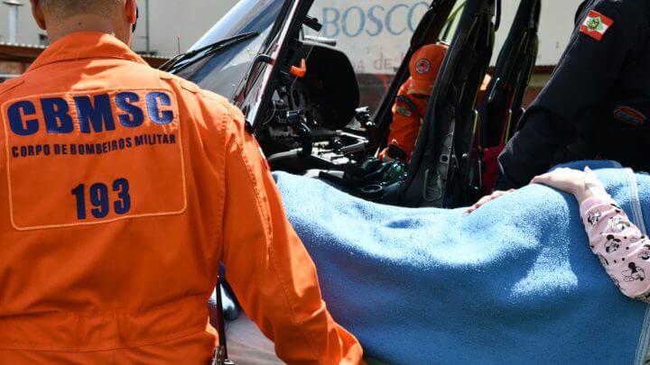 Gestante em trabalho de parto é transportada de helicóptero para hospital após chuvas em SC (3)