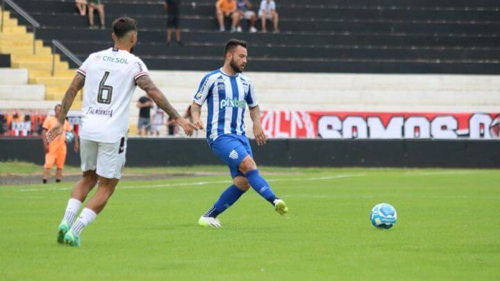 Giovanni é uma das novidades do meio de campo do Avaí (Foto: Rafael Xavier/ Avaí FC)