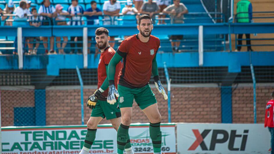 Goleiro Gasparoto foi o titular na goleada sofrida na Ressacada. Thiago Gonçalves, que era o reserva, jogará desta vez na Copa SC (Foto: Patrick Floriani FFC)