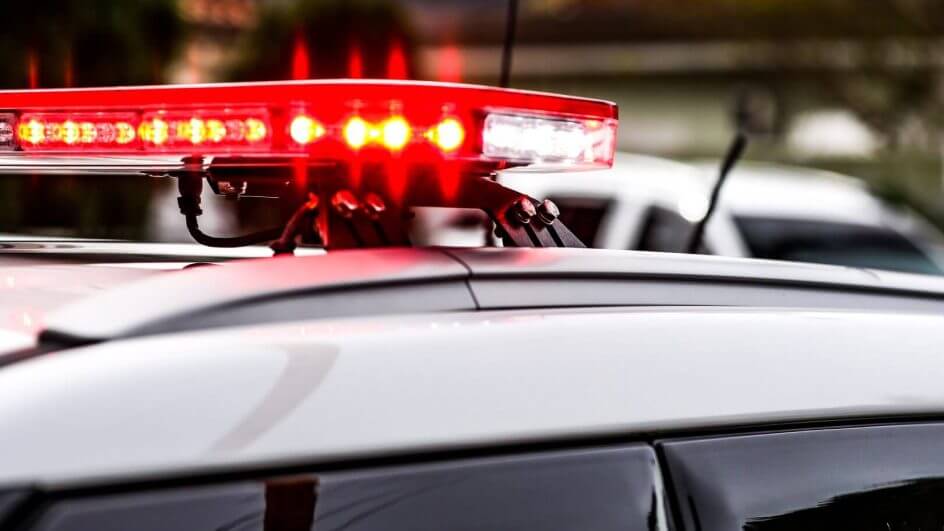 Homem agride esposa com marteladas na cabeça em frente aos próprios filhos e foge em SC