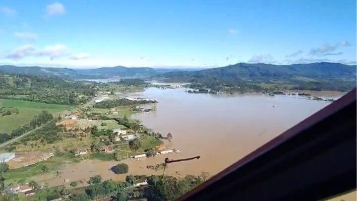 Imagens aéreas mostram cidade de SC embaixo d'água após enchente histórica