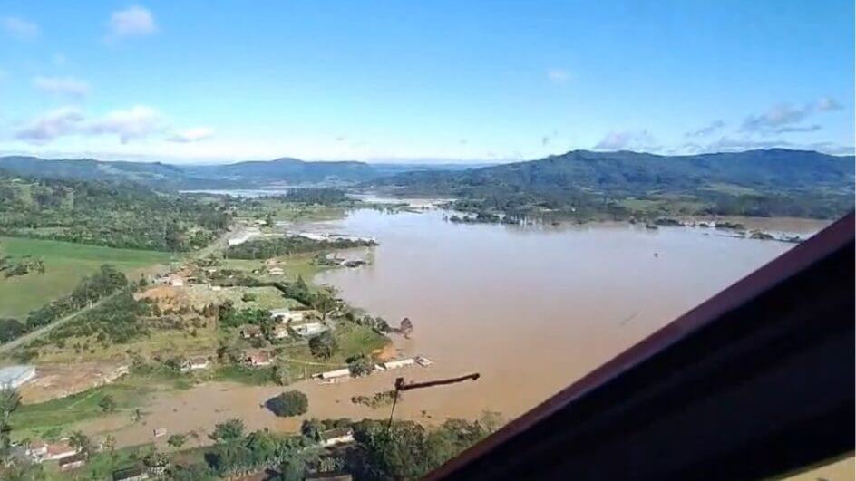 Imagens aéreas mostram cidade de SC embaixo d'água após enchente histórica
