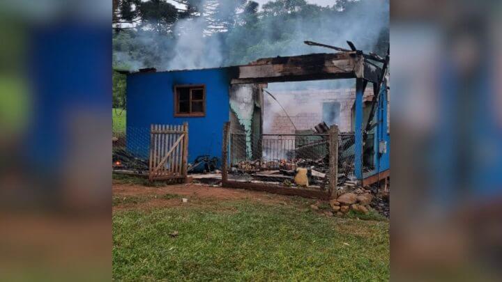 Incêndio deixa três pessoas feridas e casa destruída em SC
