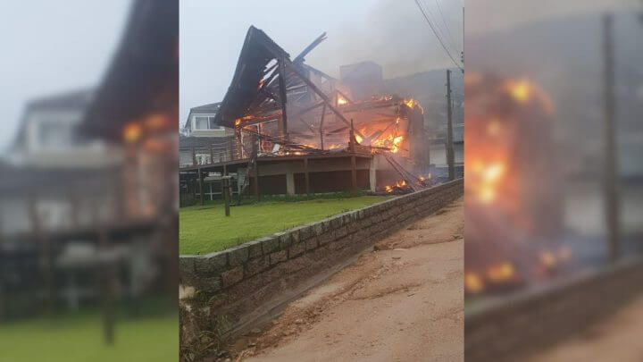 Casa de praia em SC pega fogo