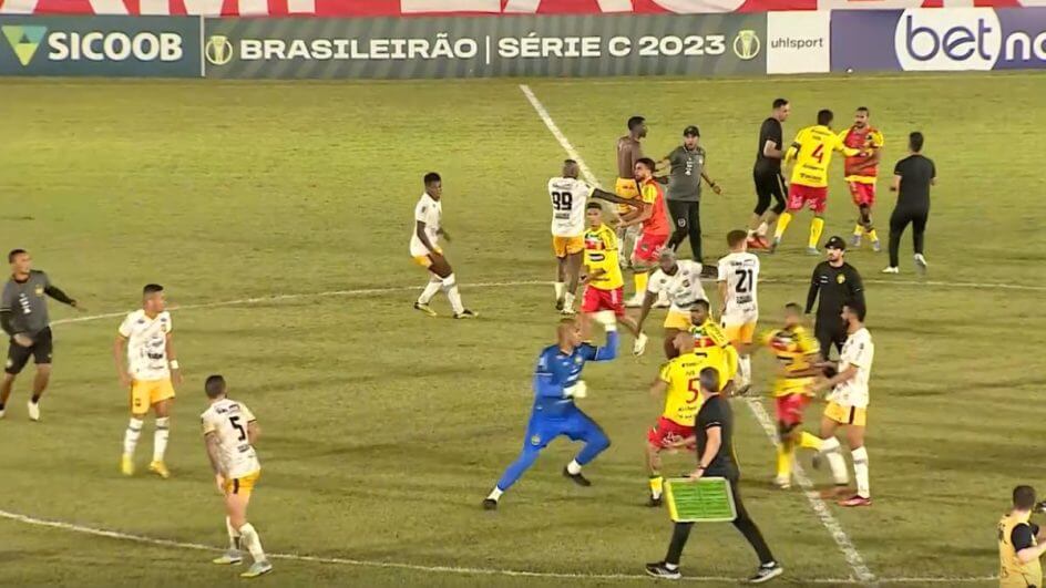 Jogadores trocam socos após o fim do jogo entre Brusque x Amazonas (Foto: NSC/Reprodução)