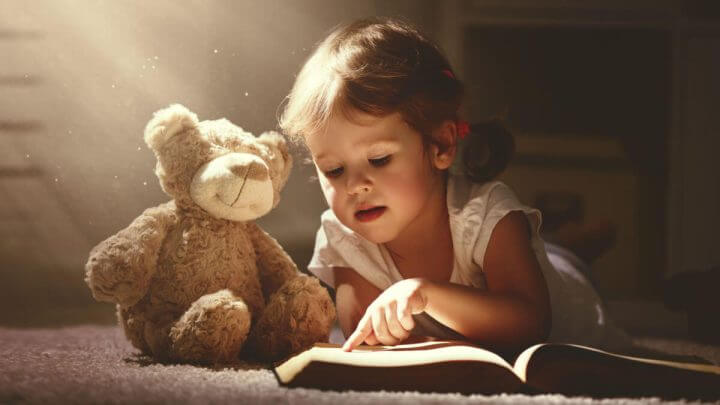 Criança lendo livro