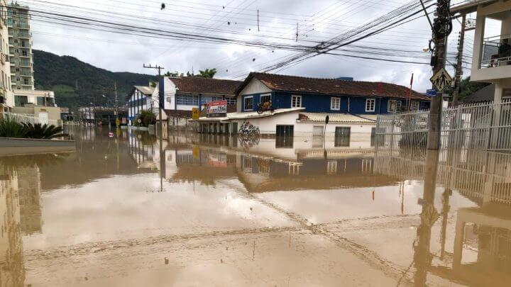Mais de 130 municípios continuam afetados pela chuva em SC