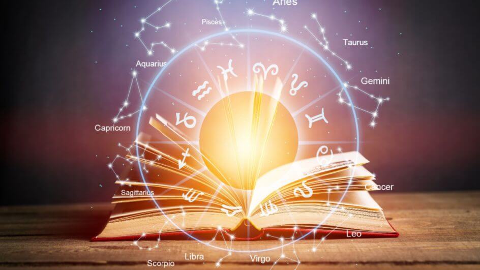 Conceito de leitura astrológica; Livro aberto com círculo do zodíaco