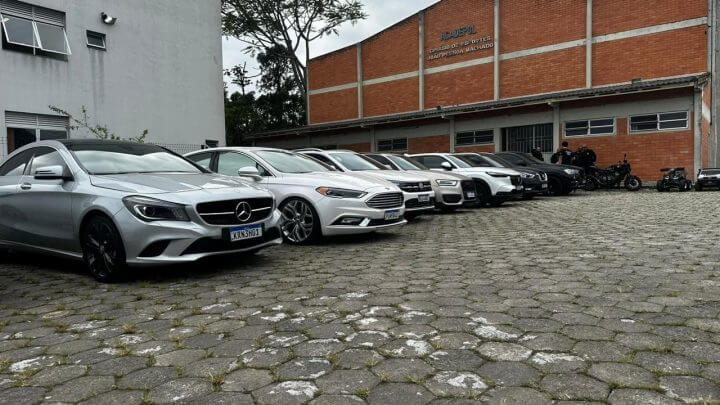 Megaoperação contra tráfico de drogas em SC bloqueia R$ 1 bilhão e apreende mais de 30 carros de luxo