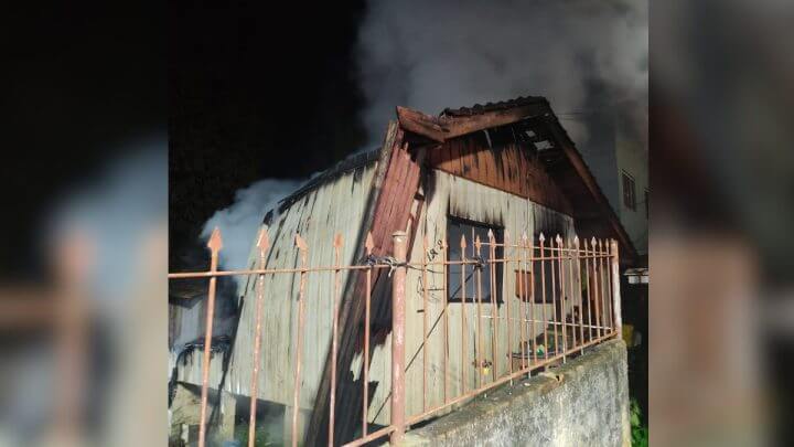 Moradora acorda com casa pegando fogo em São José