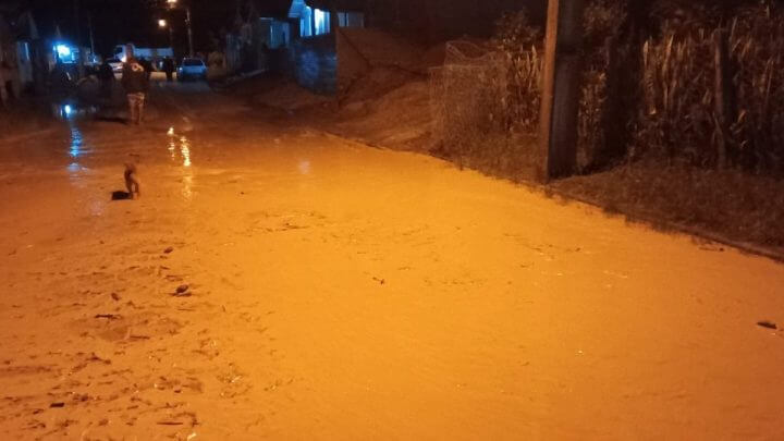 Moradores de Alfredo Wagner evacuam casas após risco de deslizamento de terra