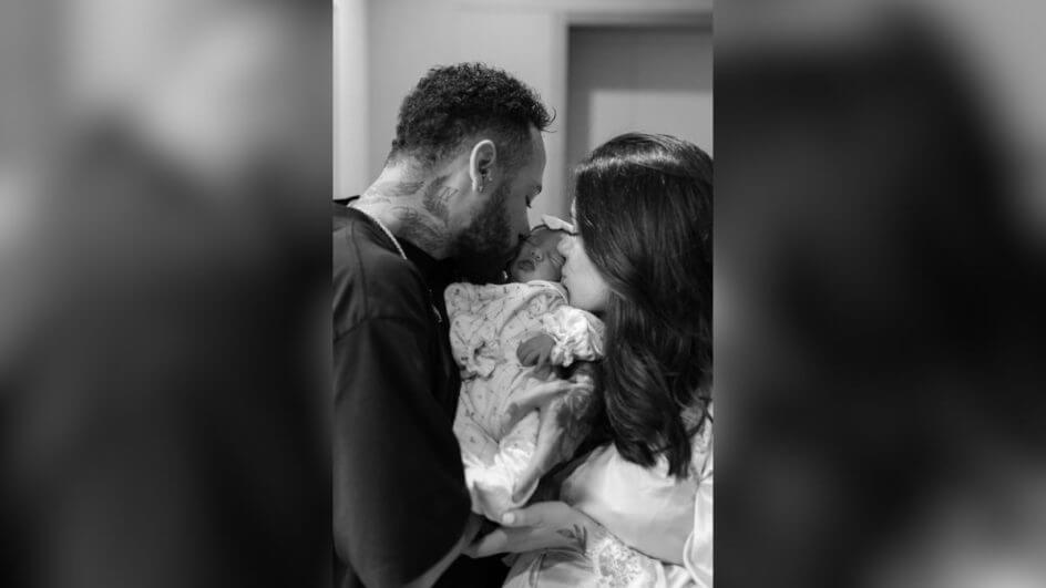 Neymar e Bruna Biancardi divulgam primeiras fotos com a filha (Foto: @Neymar/Reprodução)