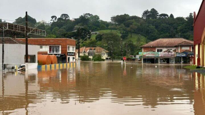 Novo alerta da Defesa Civil de SC prevê temporais, 200 milímetros de chuva e inundações