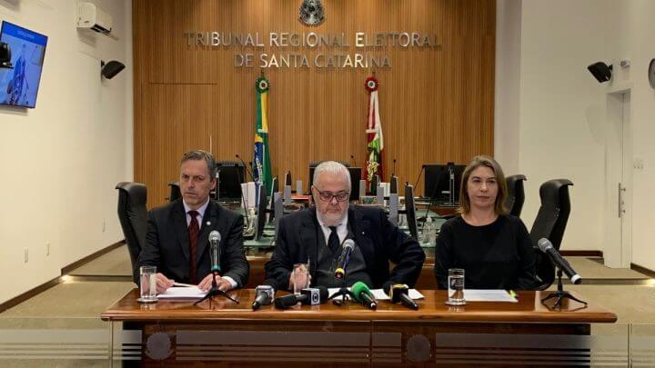 Ônibus da Justiça Eleitoral vai buscar eleitores que precisam regularizar situação para votar em 2024