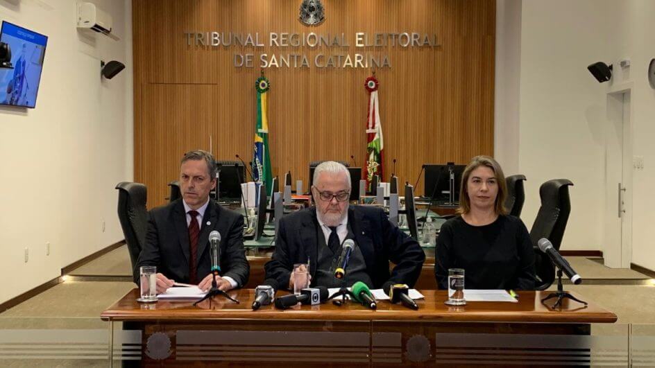 Ônibus da Justiça Eleitoral vai buscar eleitores que precisam regularizar situação para votar em 2024