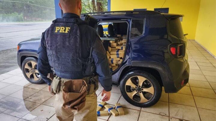 Paraguaio foi flagrado na tarde de domingo (8) pela Polícia Rodoviária Federal (PRF) com 747,5 quilos de maconha (Foto: Ascom/PRF-SC)