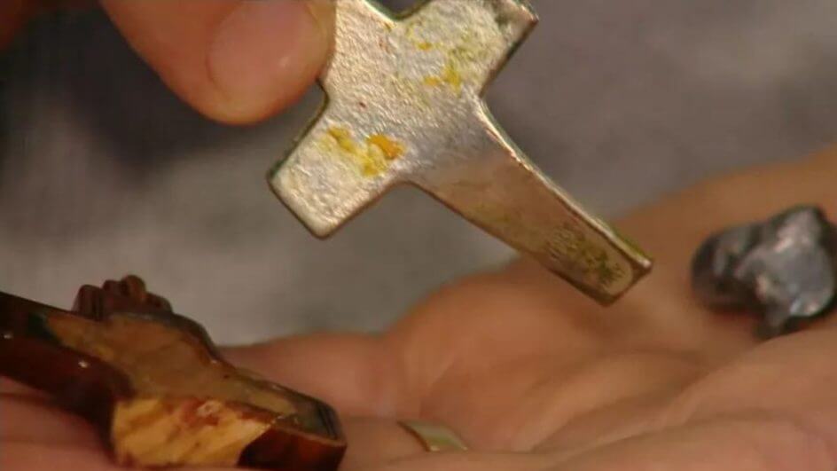 Padre atingido por bala no crucifixo (Foto: Divulgação/TV RBS)