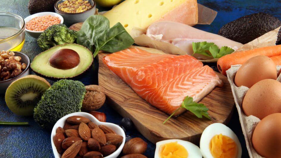 Alimentos ricos em proteínas, tais como salmão, ovos, frango e mais
