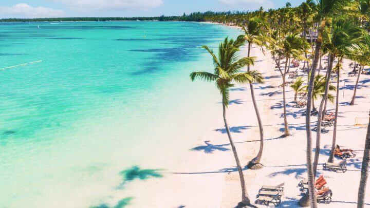 Vista aérea de uma bela praia do Caribe em Bávaro, Punta Cana, República Dominicana