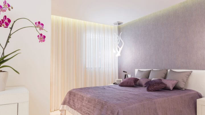 Quarto de casal decorado com elementos lilás
