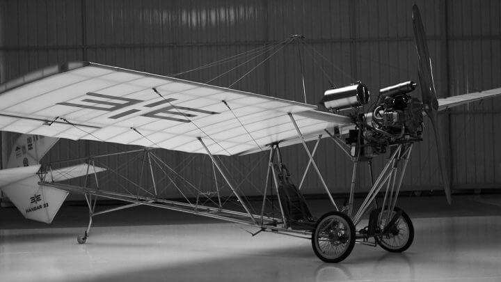Réplica do avião Demoiselle, criado por Santos Dumont em 1907 - Foto Divulgação Hangar